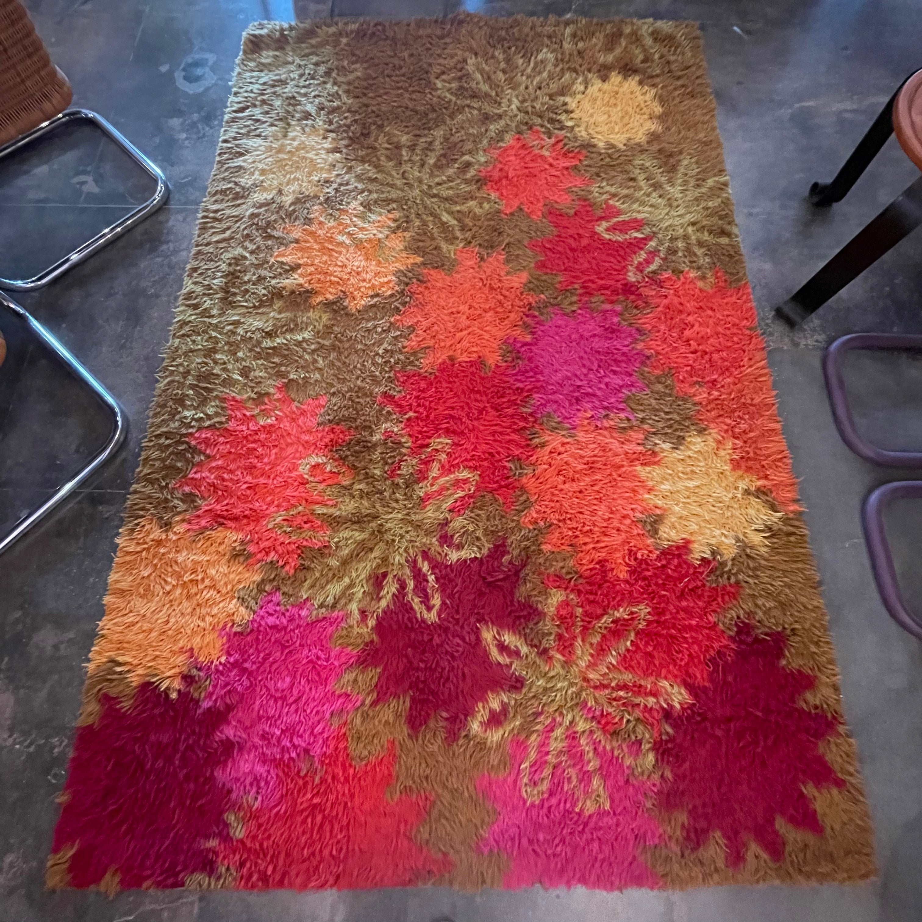 5’6” x 8’7” 1970’s Floral Shag Rug