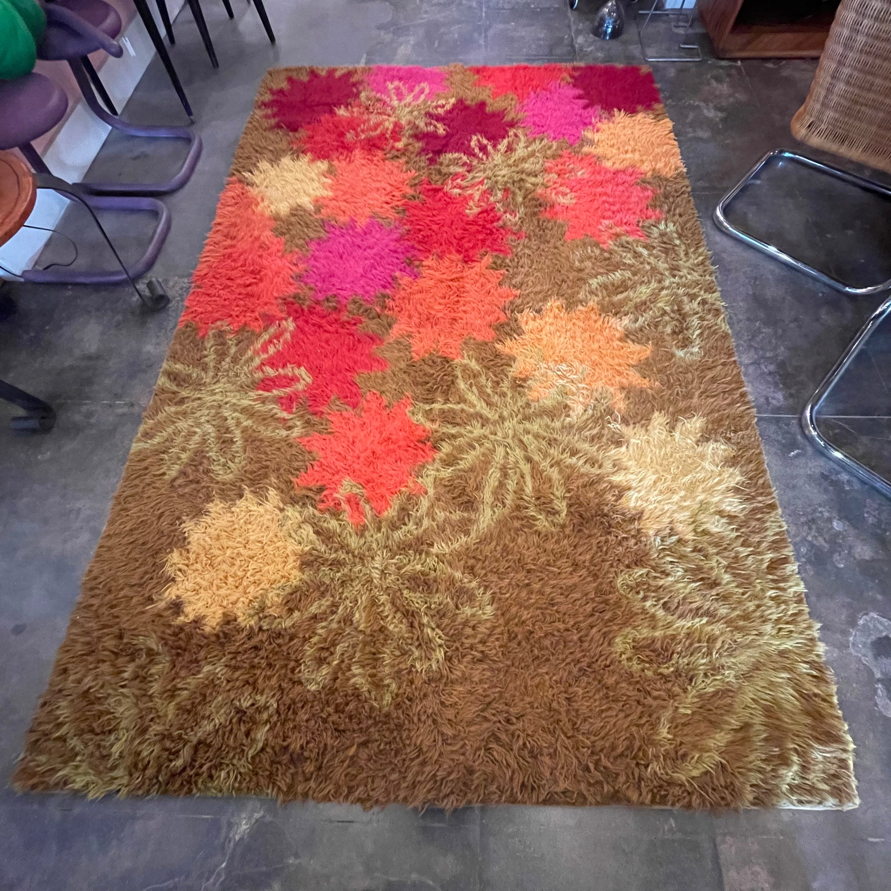 5’6” x 8’7” 1970’s Floral Shag Rug